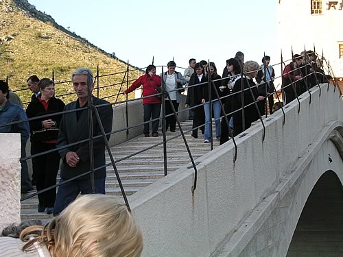 Hodočacnici na obnovljenom Starom mostu u Mostaru