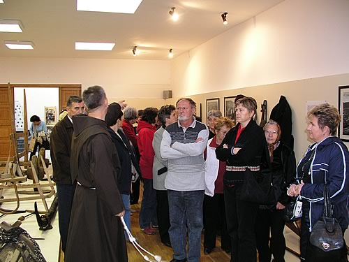 Posjet hodošacnika muzeju u samostanu Otaca franjevaca